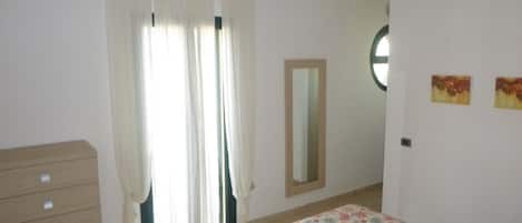 2 Schlafzimmer, Bügeleisen/Bügelbrett