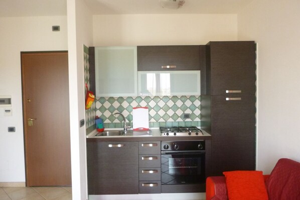 Microwave, oven, stovetop, coffee/tea maker