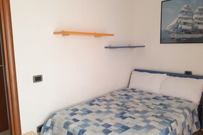 2 habitaciones y tabla de planchar con plancha