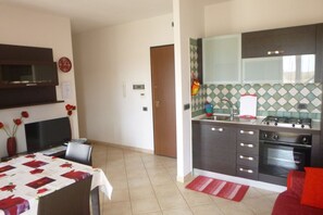 Microwave, oven, stovetop, coffee/tea maker