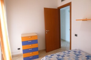 2 makuuhuonetta, silitysrauta/-lauta