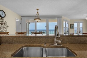 Apartment, Mehrere Betten (The Palms #601) | Innenbereich