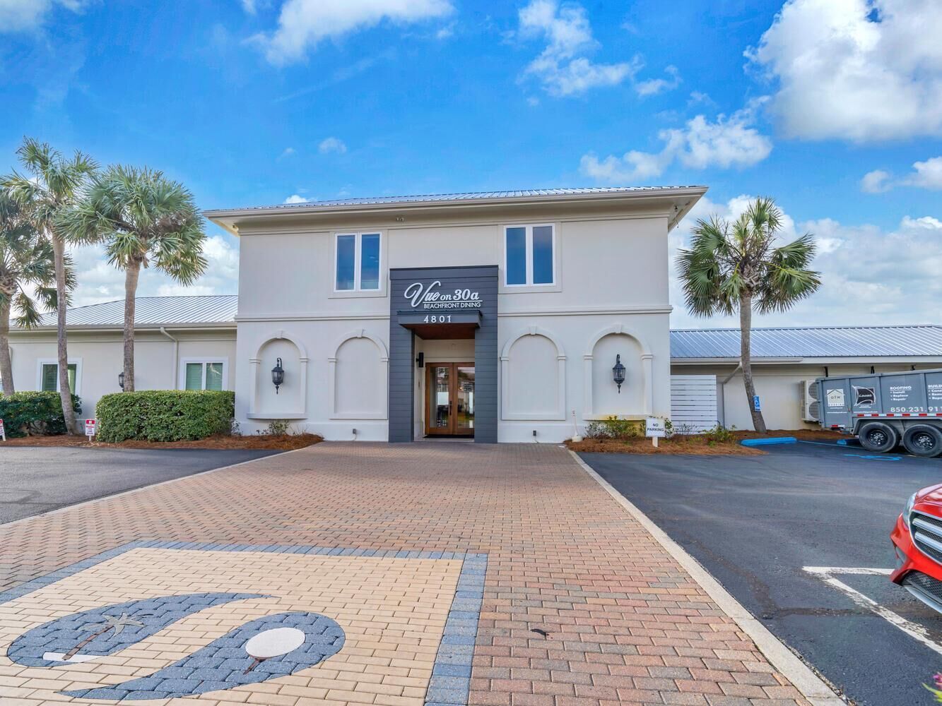 Un edifici amb un rètol que diu "Vue on 30a Beachfront Dining" i el número 4801.