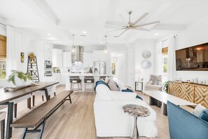 Casa, várias camas (Time Out) | Área de estar | TV