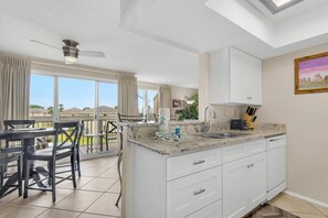 Condo, 1 cama Queen e sofá-cama (Sandpiper Cove 2017) | Cozinha privada | Fogão, torradeira