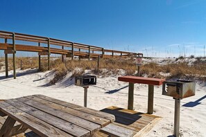 Apartamento, 1 cama de matrimonio con sofá cama (Sandpiper Cove 2017) | Restaurante al aire libre