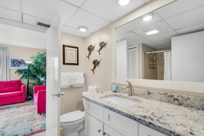 Condo, 1 cama Queen e sofá-cama (Sandpiper Cove 2017) | Banheiro | Toalhas de banho, sabonete, papel higiênico 