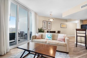 Lägenhet - flera sängar (Palms Resort #2801 Jr 2BR) | Vardagsrum | Tv