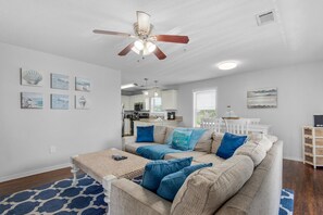 Condo, varias camas (St. Martin Beachwalk Villas 323) | Área de sala de estar | Televisión 