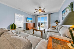 Apartamento, varias camas (Twin Palms 402) | Zona de estar | Una televisión