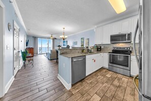 Apartamento, varias camas (Twin Palms 402) | Cocina privada | Horno y tostadora