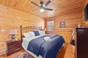 4 bedrooms, desk, iron/ironing board, travel cot - Firefly Lodge -4 bedroom cabin minutes from Helen-Pet Friendly, Hot Tub, Firepit (White County)