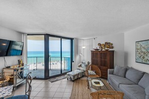 Condo, 1 cama Queen size y sofá cama (Sunbird 609E) | Área de sala de estar | Televisión 