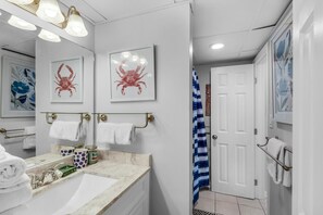 Appartamento, 1 letto queen con divano letto (Sunbird 609E) | Bagno | Asciugamani, sapone, carta igienica