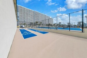 Appartamento, 1 letto queen con divano letto (Sunbird 609E) | Campo sportivo