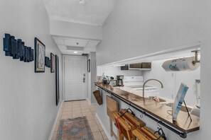 Condo, 1 cama Queen size y sofá cama (Sunbird 609E) | Cocina privada | Horno y tostadora 