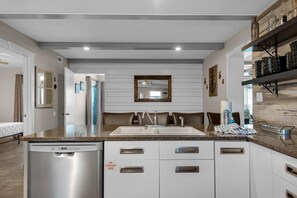 Apartment, Mehrere Betten (Emerald Isle 302) | Innenbereich