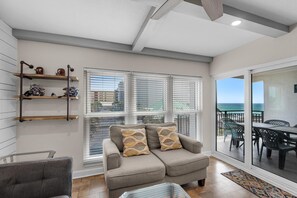 Apartment, Mehrere Betten (Emerald Isle 302) | Wohnbereich