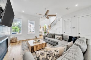 Ferienhaus, Mehrere Betten (Club Tropicana) | Wohnbereich | Fernseher