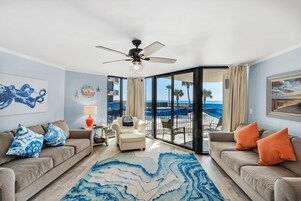 Apartamento, varias camas (Sunbird 102W) | Zona de estar | Una televisión