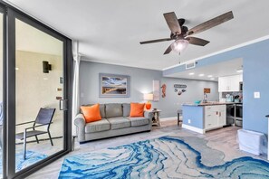 Apartment, Mehrere Betten (Sunbird 102W) | Wohnbereich | Fernseher