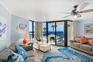 Apartamento, varias camas (Sunbird 102W) | Zona de estar | Una televisión