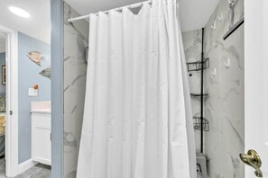 Apartment, Mehrere Betten (Sunbird 102W) | Badezimmer | Handtücher, Seife, Toilettenpapier