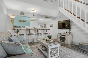 コンドミニアム ベッド (複数台) (Seascape Villas 148- Vacay with a Vie) | リビング エリア | テレビ