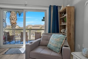 Apartamento, varias camas (Seascape Villas 148- Vacay with a Vie) | Zona de estar | Una televisión