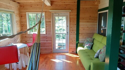 A quiet, one-unit vacation home for rent. Indoor swings are popular with children. For meals, you can buy sashimi and other side dishes at a nearby supermarket, or BBQ at the lodge or cook in the kitchen.