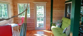 A quiet, one-unit vacation home for rent. Indoor swings are popular with children. For meals, you can buy sashimi and other side dishes at a nearby supermarket, or BBQ at the lodge or cook in the kitchen.