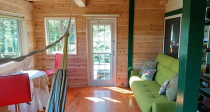 A quiet, one-unit vacation home for rent. Indoor swings are popular with children. For meals, you can buy sashimi and other side dishes at a nearby supermarket, or BBQ at the lodge or cook in the kitchen.