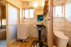 Een haardroger, een bidet, handdoeken, zeep