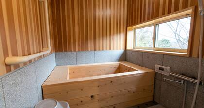 A quiet, one-unit vacation home for rent. Indoor swings are popular with children. For meals, you can buy sashimi and other side dishes at a nearby supermarket, or BBQ at the lodge or cook in the kitchen.