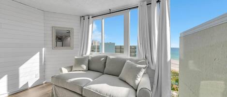 Studio, 1 Queen-Bett und Schlafsofa (Top of the Gulf 811) | Wohnbereich