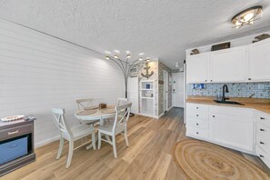 Studio, 1 queensize-seng med sovesofa (Top of the Gulf 811) | Spiseområde