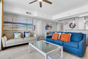 Condo, 1 cama King size y sofá cama (Shores of Panama 1117) | Área de sala de estar | Televisión 