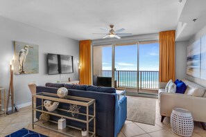 Condo, 1 cama King size y sofá cama (Shores of Panama 1117) | Área de sala de estar | Televisión 