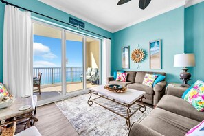 Leilighet, flere senger (Ocean Villa 2303) | Oppholdsområde | TV