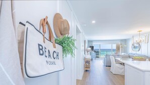 Een modern interieur met een keuken, eethoek en uitzicht op zee.