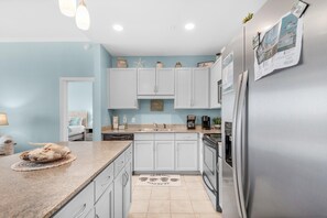 Condo, Multiple Beds (Laketown Wharf Penthouse 2026) | Private kitchen | Oven, toaster