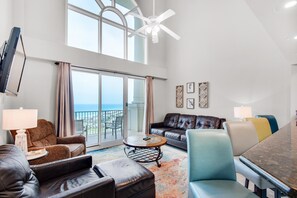 公寓式客房, 多张床 (Ariel Dunes II 2404) | 起居区 | 电视