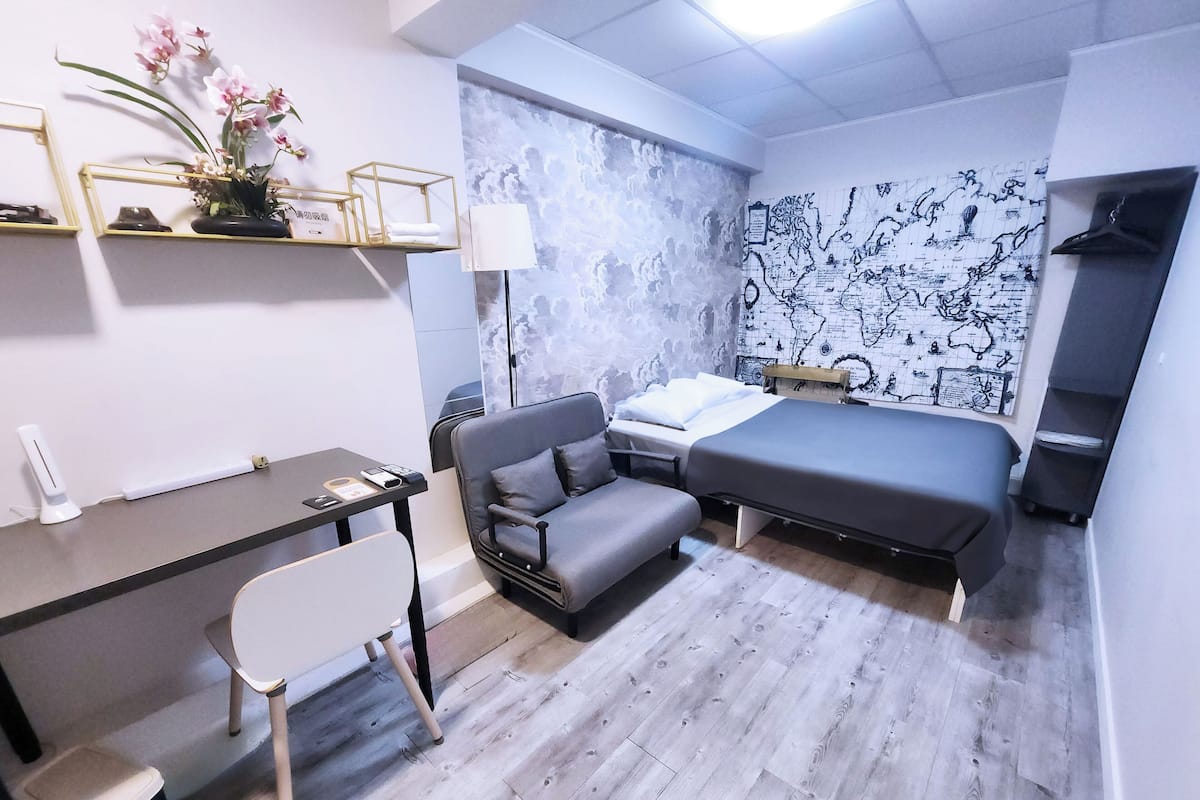 Quarto casal premier | 1 quarto, escrivaninha, ferros/tábuas de passar roupa, Wi-Fi de cortesia