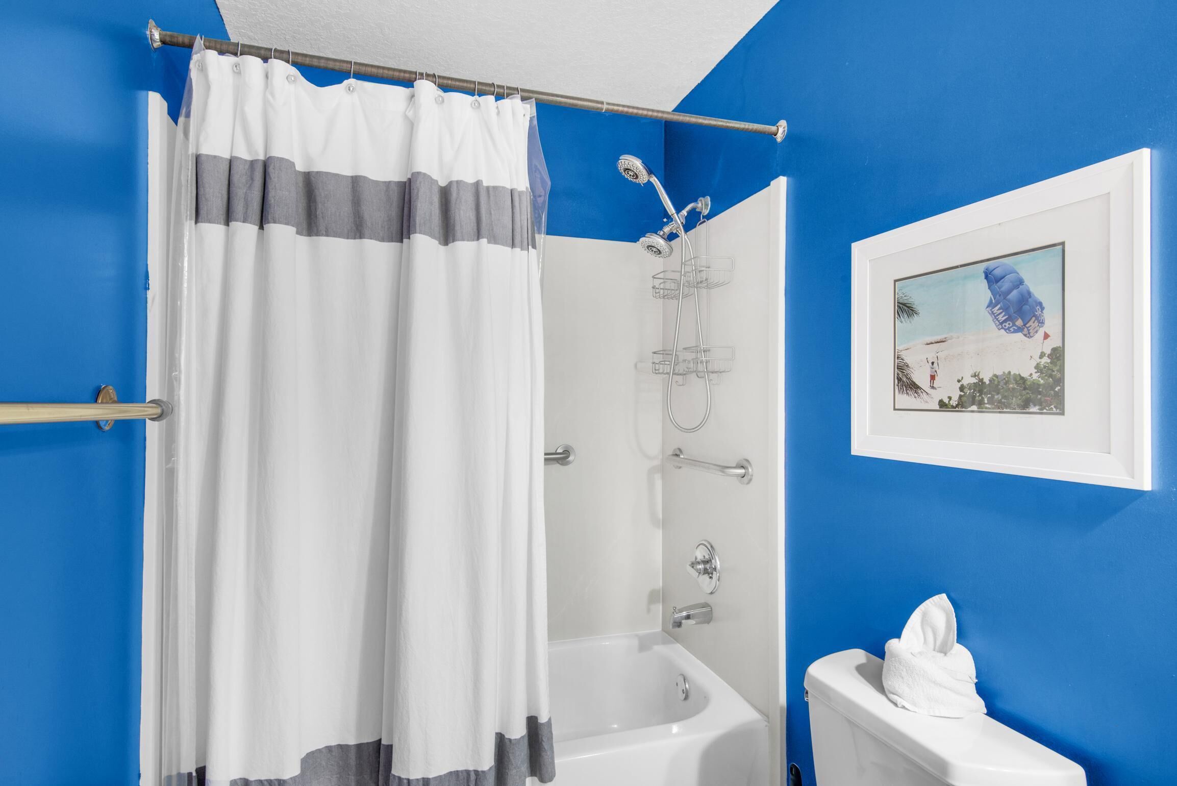 Baño con bañera, ducha y perchero.