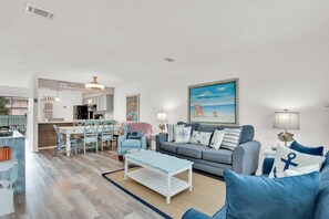 Apartment, Mehrere Betten (Sandprints A12) | Wohnbereich | Fernseher