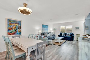 Condo, várias camas (Sandprints A12) | Área de estar | TV