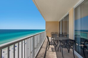 Appart'hôtel, plusieurs lits (Majestic Beach Towers 1-1302) | Restauration extérieure