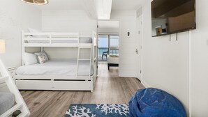 Un dormitorio con literas, televisión y vistas al exterior.