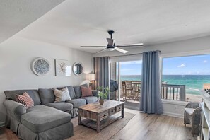 Casa, varias camas (Summer Haven B- Cast a Waves) | Área de sala de estar | Televisión 