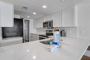 Casa, varias camas (Summer Haven B- Cast a Waves) | Cocina privada | Horno y tostadora 